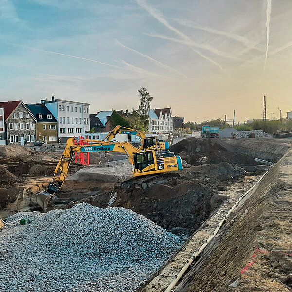 Zwe Bagger arbeiten auf einer Baustelle.