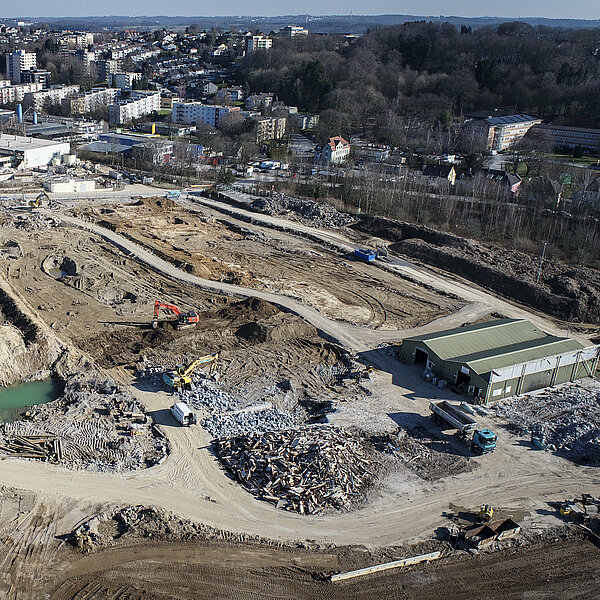 Ein Bagger und eine Planierraupe auf einer Baustelle.