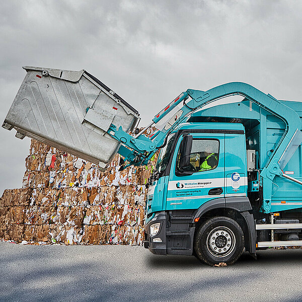 Ein LKW, der einen Container transportiert.